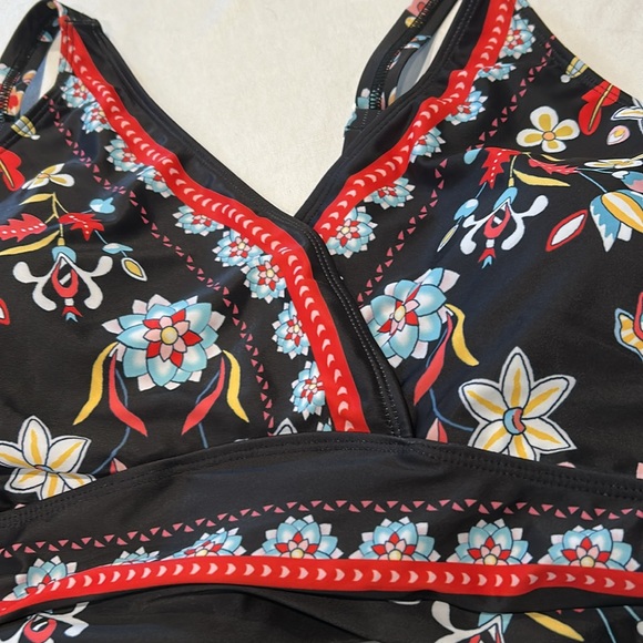 BloomChic Boho One Piece Black Floral Swimsuit Size 22-24 New - Picture 7 of 8